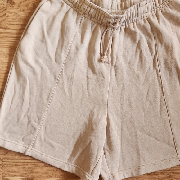 EUC Nike Fleece High-Waisted Shorts in Cream, Size M - Picture 2 of 6